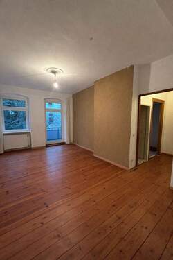 Wohnzimmer - Großzügiger 2-Zimmer-Altbau im 1. OG mit Balkon & Tageslichtbad in gefragter Schöneberger Kiezlage