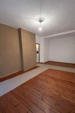 Wohnbereich und offene Wohnküche - 2 Zimmer Etagenwohnung zum Kaufen in Berlin