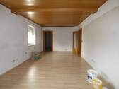 Wohnzimmer der Wohnung im 1. OG - 1 Zimmer Mehrfamilienhaus, Wohnhaus in Auerbach