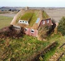 Am Rande von Nieblum - Sanierungsbedürftiges Reetdachhaus auf großem Grundstück