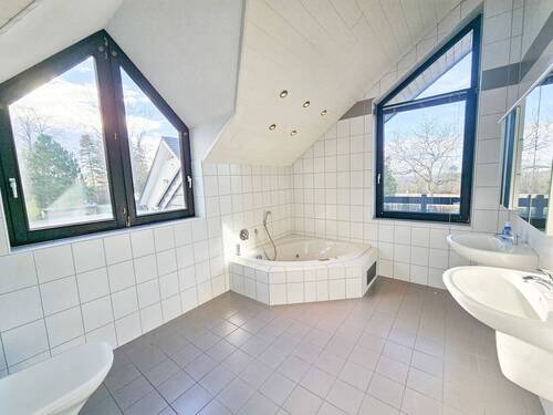 Tageslichtbad im DG mit Blick ins Grüne - 