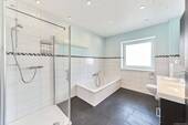 Vollbad mit Wanne und Dusche - 