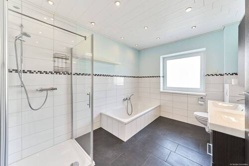 Vollbad mit Wanne und Dusche - 
