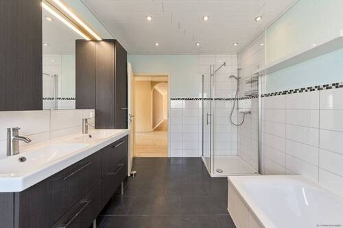 Vollbad mit Wanne und Dusche - 