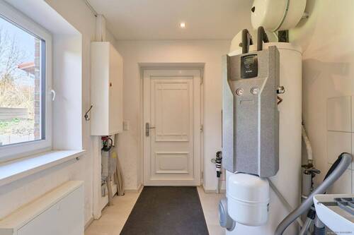 Hauswirtschaftraum mit Heizung und Außentür - 