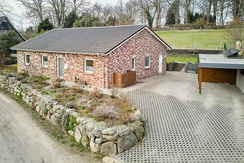 Bungalow von der Straße aus gesehen - Junger Bungalow in Malente Neukirchen