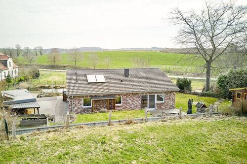 Blick auf den Bungalow und den Garten - 