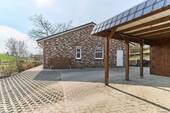 Carport, gepflasterte Hoffläche - 