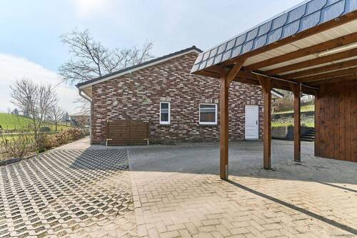 Carport, gepflasterte Hoffläche - 