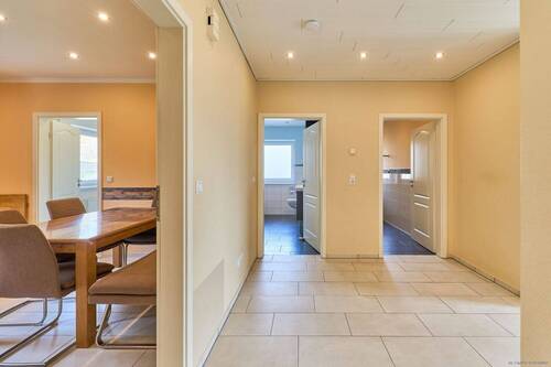 Diele, Blick in die Bäder und die Küche - 