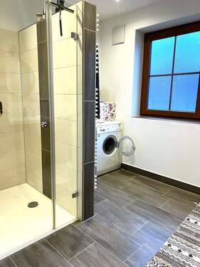 Duschbad und Waschmaschinenanschluss - 