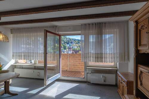 Wohn- / Essbereich mit Zugang zum Balkon - 