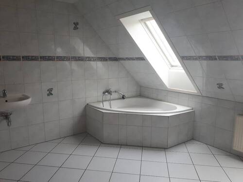 Badezimmer - Etagenwohnung mit 71,10 m&sup2; in Riesa zur Miete