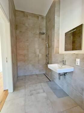 Dusche mit hohen Decken - 