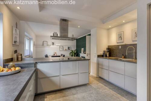 Moderne Einbauküche - 8 Zimmer Einfamilienhaus zum Kaufen in Erftstadt