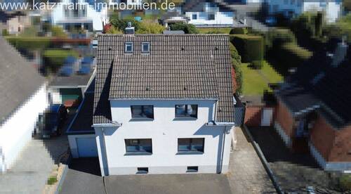 Haus von vorne - Drohnenaufnahme - 