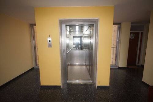 Personenaufzug ( kürzlich modernisiert/erneuert ) - 