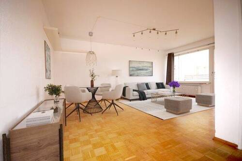 Wohnzimmer mit großen Fenster - 2 Zimmer Etagenwohnung zum Kaufen in München