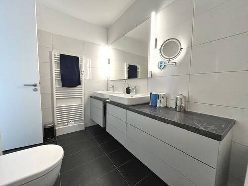 Modernes, weiß gefliestes Bad - 