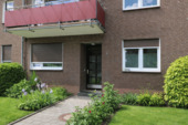 Hauseingang - 3 Zimmer Etagenwohnung zum Kaufen in Meerbusch