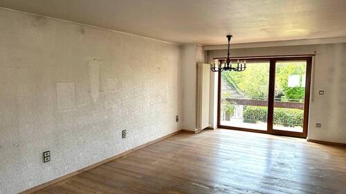 Wohnzimmer - Mehrfamilienhaus, Wohnhaus mit 297,00 m² in Jettenbach zum Kaufen