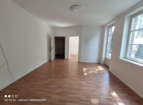 Wohnzimmer (1) - Etagenwohnung mit 36,80 m&sup2; in Bitterfeld zur Miete