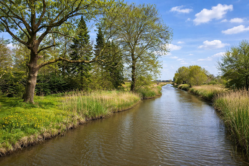 Blick von der Brücke auf den Braakstrom - Mehrfamilienhaus, Wohnhaus mit 230,00 m&sup2; in Cuxhaven zum Kaufen