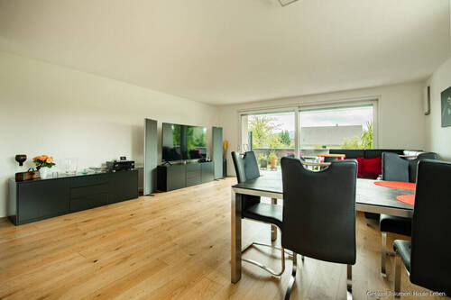 Wohn- und Esszimmer (1) - Neuwertige Erdgeschosswohnung mit Terrasse, Garten und Tiefgaragenstellplatz