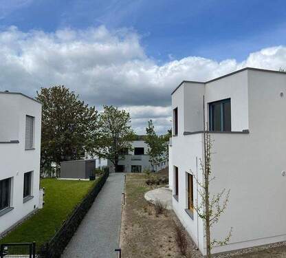 Blick zwischen Villa 10 und 11 - Terrassenwohnung mit 112,30 m&sup2; in Binz zum Kaufen