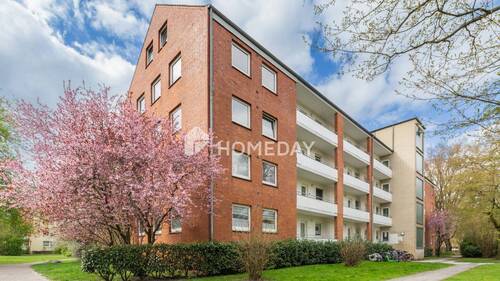 Außenansicht 2 - Attraktive 3-Zimmer-Etagenwohnung mit Westbalkon und modernisiertem Bad in Lübeck