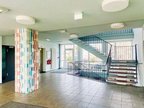 Treppenhaus mit Aufzug - 