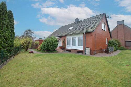 Ansicht vom Garten - Gepflegtes Haus in Burg mit zwei Wohneinheiten, großer Terrasse, Garten, Garage und Unterkellerung