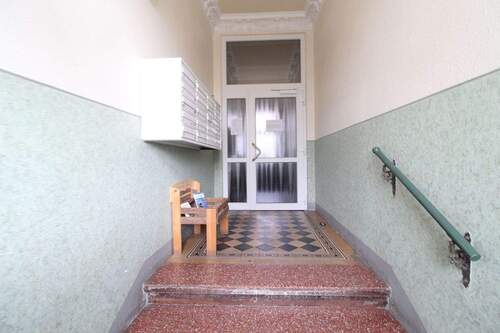 Hauseingang - Etagenwohnung mit 93,00 m&sup2; in Dresden zum Kaufen