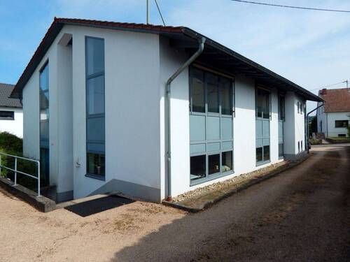 E1435 - (23) - *RESERVIERT*Vielseitiges Gebäude am Ortsrand von Niederlosheim gelegen mit großem Grundstück!