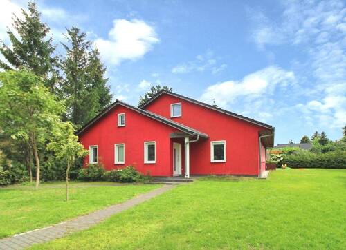 Vorderansicht - Moderner Architekten-Bungalow von 2012 - ebenerdig + Ausbaureserve