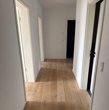 Diele mit Blick zur Hauseingangstüre - 