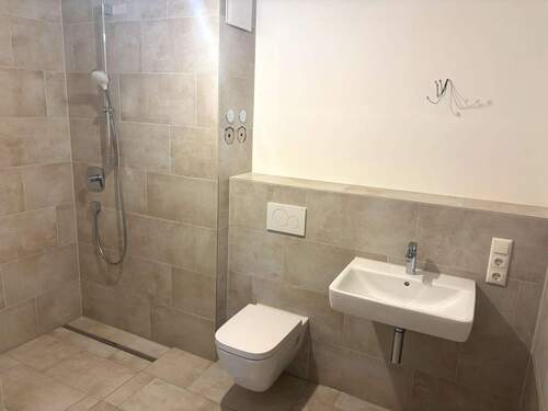 Badezimmer mit Dusche - 