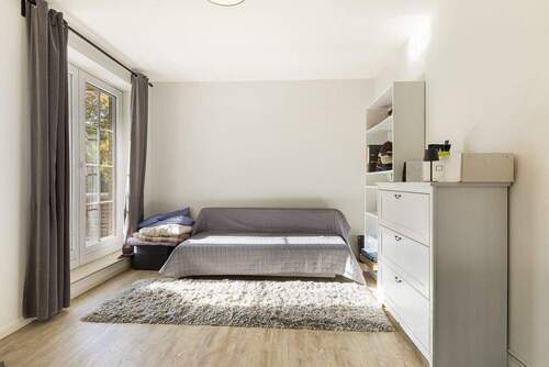 Schlafzimmer mit Balkonzugang - 3 Zimmer Etagenwohnung zum Kaufen in Hamburg