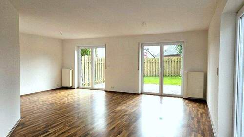 großzügiges, helles Wohnzimmer - 