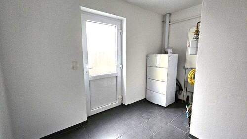 Hauswirtschaftsraum mit Nebeneingang - 