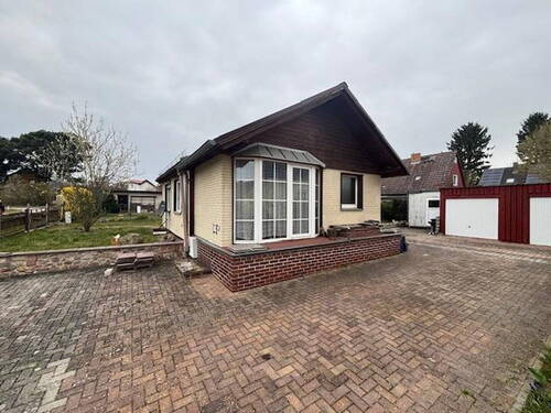 Blick ins Grundstück - Charmantes Einfamilienhaus mit zwei Garagen und großem Garten - Ihr neues Zuhause in Bohnsdorf