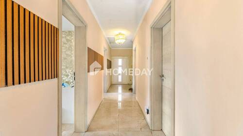 Flur 1 - 5 Zimmer Etagenwohnung in Buttenheim