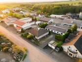 Ansicht Drohne - Geräumiges Ein- bis Zweifamilienhaus inkl. 288 m² Halle - enormes Potenzial in Biebertal