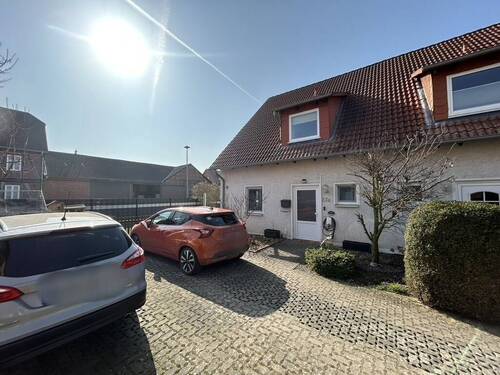Stellplätze - 4 Zimmer Doppelhaushälfte in Cramme