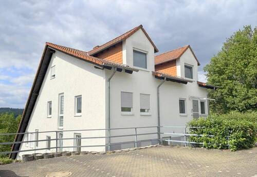 Seitenansicht - Modernisierte 4 Zimmer Maisonettewohnung mit traumhaftem Ausblick in Waldbrunn