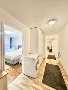 Großzügiger Flur - Modernisierte 2-Zimmer-Wohnung mit Balkon & Tiefgarage in gefragter Lage von Friedrichshafen