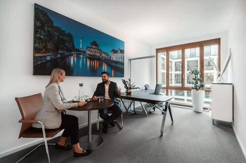 Chefbüro mit Besprechungsecke 2 Gäste - Exklusive Räumlichkeiten am Brandenburger Tor direkt am Pariser Platz - All-in-Miete