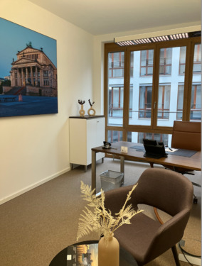 Chefbüro mit Besprechungsecke 2 Gäste - Büro mit 24,00 m&sup2; in Berlin zur Miete