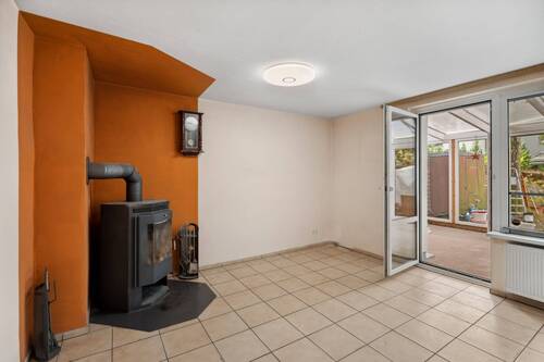 Wohnzimmer mit Zugang zum Wintergarten - 