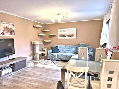 Wohnzimmer mit Zugang zur Loggia - 2 Zimmer Einfamilienhaus zum Kaufen in München